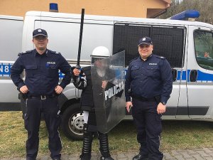 Policjanci prezentują sprzęt ochrony indywidualnej