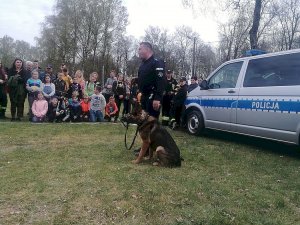 Policjant prezentuje psa służbowego