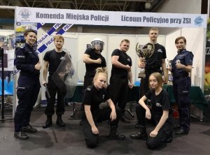 Policjanci z KMP Słupsk z uczniami z Liceum Policyjnego promują zawód policjanta