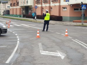 Policjant kieruje ruchem