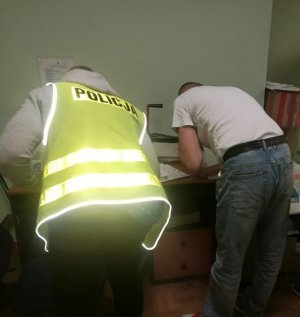 Policjanci dokumentują wykonane czynności