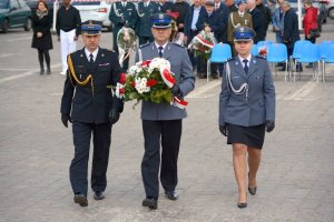 Komendanci zmierzają w kierunku pomnika