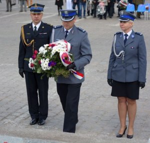 Komendant Miejski składa kwiaty przed pomnikiem