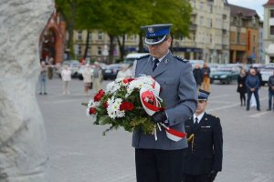 Komendant składa kwiaty przed pomnikiem